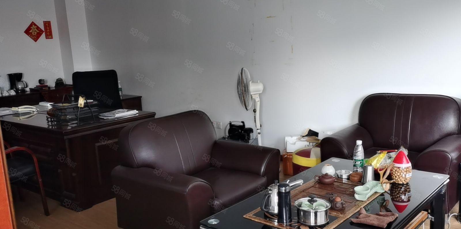 本人在现场实拍的图片，标准小独院原房东自己出租！价格便宜！