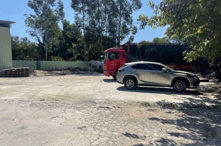 靠山边偏僻小独院铁皮房1300平 空地1500 大车可进出