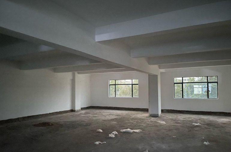 独立电梯，配重1.6吨，临马路边，出去方便，有空地可停车。