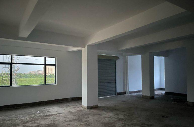 独立电梯，配重1.6吨，临马路边，出去方便，有空地可停车。