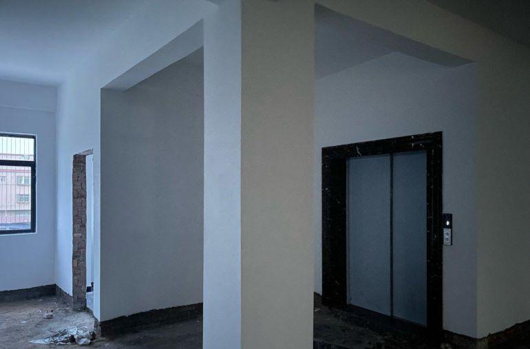 独立电梯，配重1.6吨，临马路边，出去方便，有空地可停车。