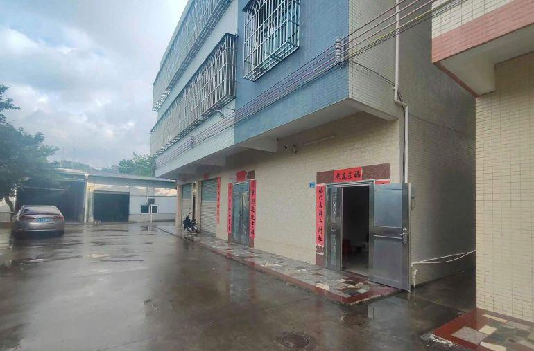 交通便利，门面宽，有三相电，另外还有一个180平方的宿舍另租