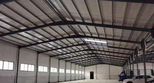 深圳观澜大型产业园大水坑新出一楼7000平米，进出大货车方便，可做仓库、物流、生产，带卸货平台，7000平方可分租1324平—2556平—2876平厂房出租