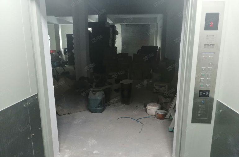 温塘附近厂房低价急租，每层580平，价格实惠，两吨电梯