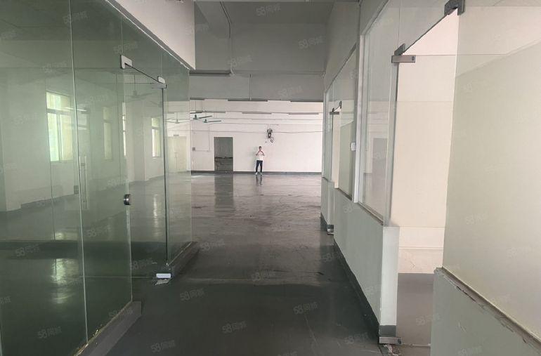 龙眼楼上新出600平 带独立办公室  全新地坪漆