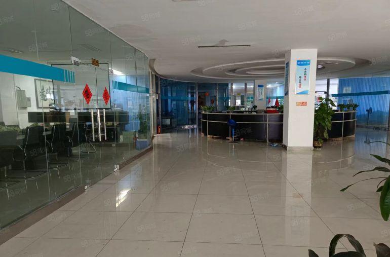 新安靠广深高速附近，新出一楼带航车标准厂房出租  低价可分租