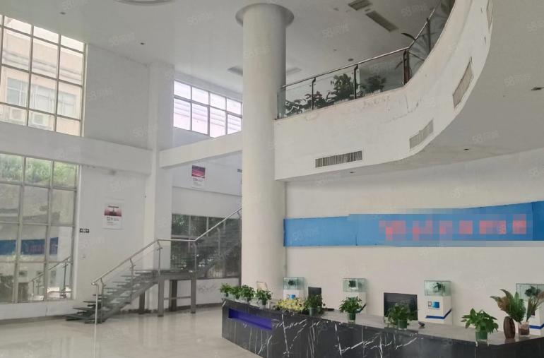 新安靠广深高速附近，新出一楼带航车标准厂房出租  低价可分租