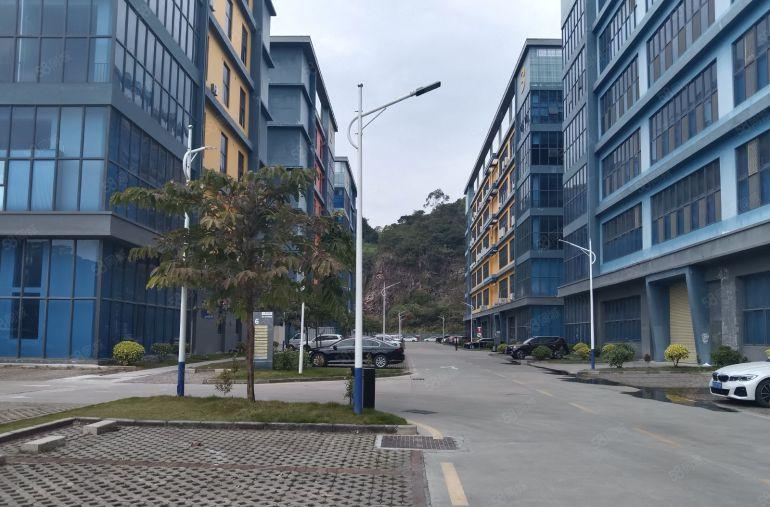 长安空出花园式厂房三楼3200平方，现成装修水电齐全，可分租