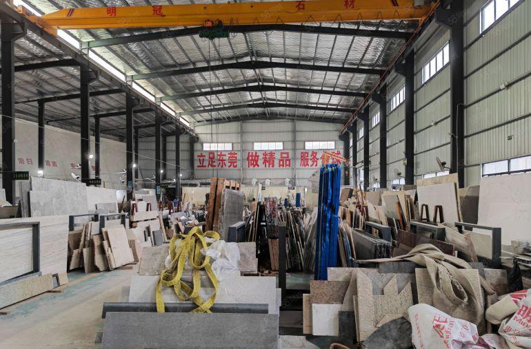 （主干道旁）单一层钢构厂房1800方出租带航轨办公宿舍配套