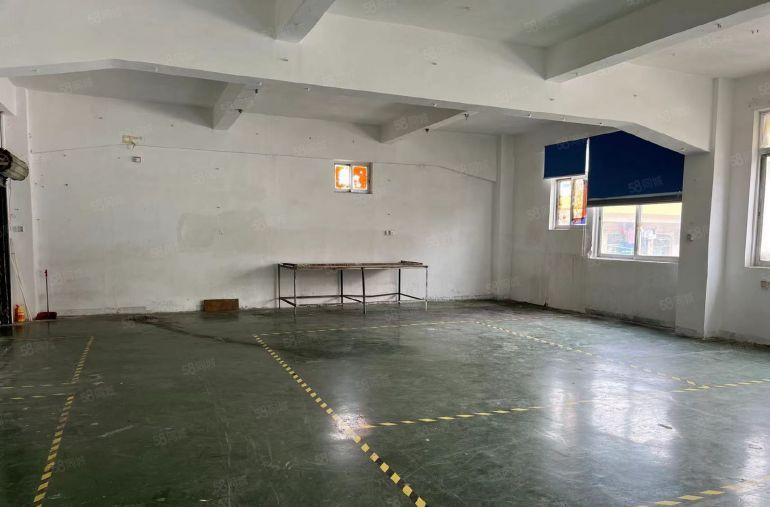 塘厦莲湖楼上小面积厂房仓库260平现成地坪漆，2吨货梯无杂费
