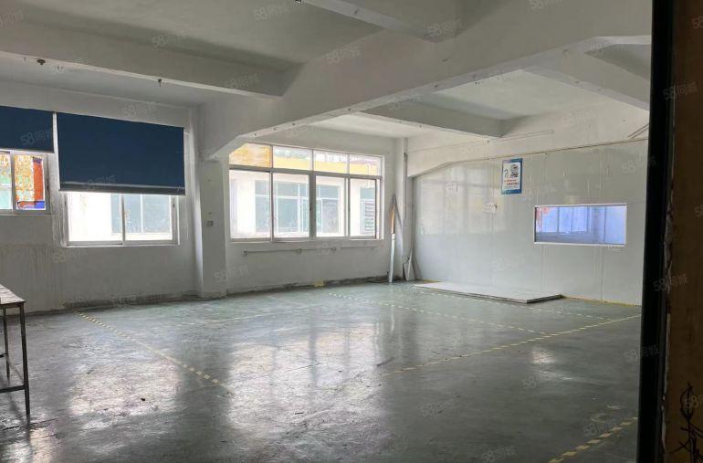 塘厦莲湖楼上小面积厂房仓库260平现成地坪漆，2吨货梯无杂费