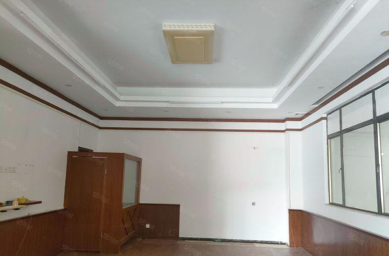 寮步镇小独院出租无宿舍门口就是高速形象漂亮，价格实惠