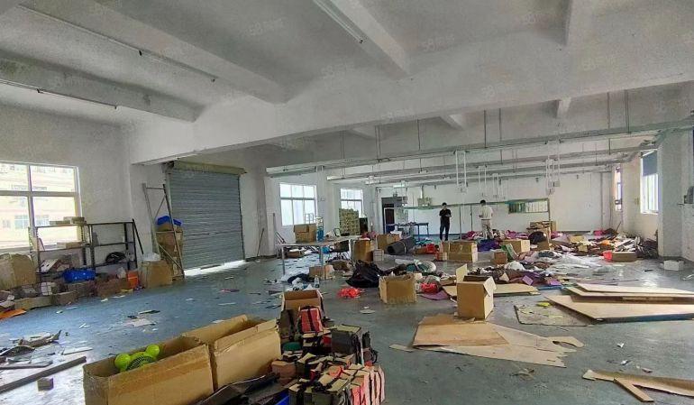 凤岗五联村委旁厂房出租 楼上700平 适合手机皮具 电子组装