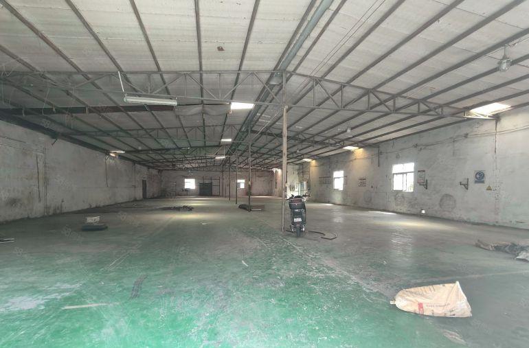 凤岗黄洞1300平独门独院钢构厂房出租 带水电办公室家私