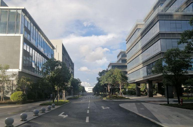 松山湖大量带装修独栋或平层厂房300至3万方出租！