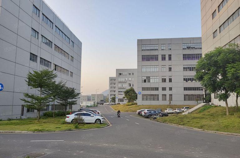 清溪新出楼上960平精装修厂房出租，现成办公室地坪漆水电全