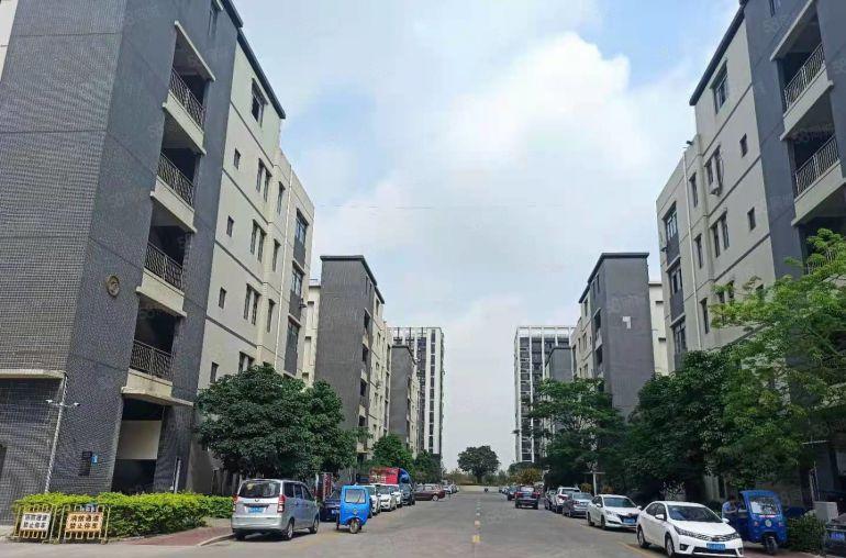 东坑现成装修厂房出租2300平方，园区形象好，好招工