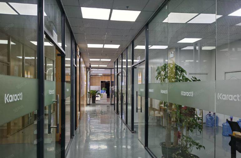 东坑现成装修厂房出租2300平方，园区形象好，好招工