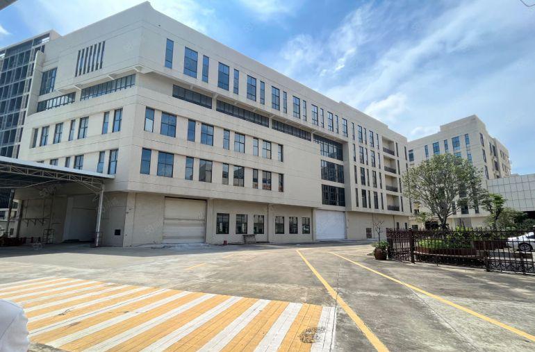 茶山镇厂房出租，一楼精装修带行车，空地超大，水电齐全价格便宜