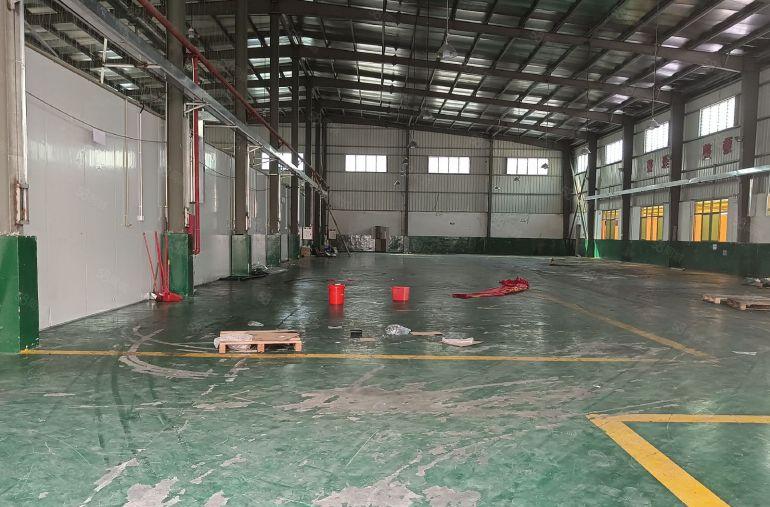 东莞市茶山镇单一层小独院低价急租，厂房高度9米，空地3000