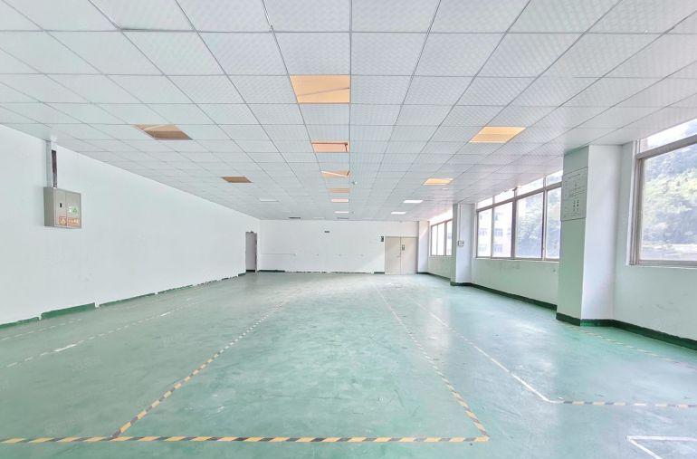 西乡洲石路恒丰工业城附近，1220平精装修厂房出租，租金25