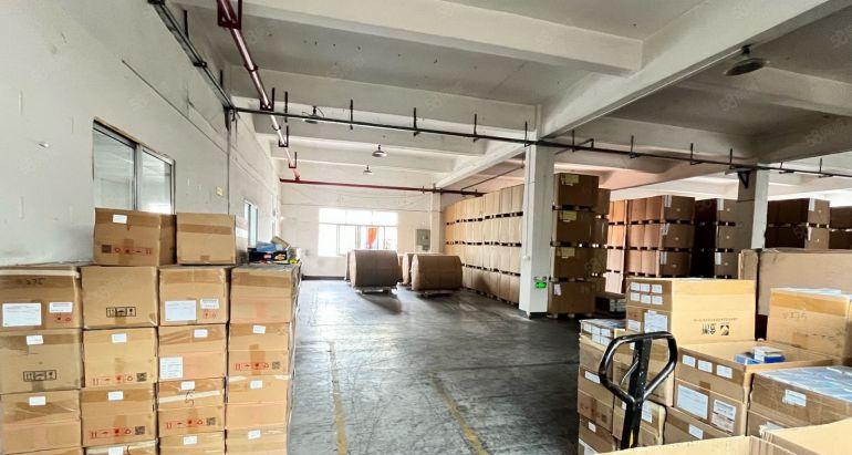 松岗沙浦围地铁站附近一楼350平现成装修办公室厂房出租