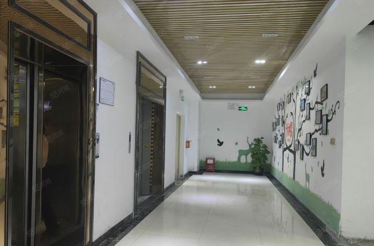 西乡，固戍地铁站附近，楼上350平现成装修厂房仓库，拎包入驻