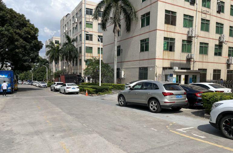 石岩机荷高速出口原房东独院厂房出租11200平米可分租