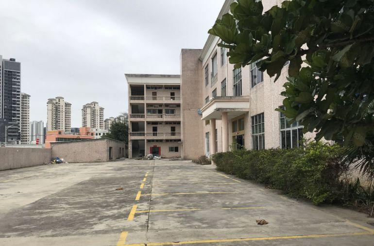 宝安石岩上屋地铁口1000平厂房仓库低价出租！500平可分租