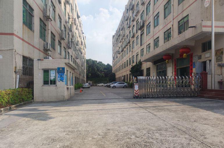 石岩机荷高速出口原房东独院厂房出租11200平米可分租