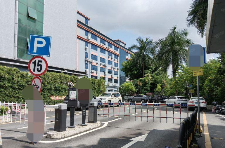 西乡前进二路与107国道之间地铁口附近原房东楼上精装170平