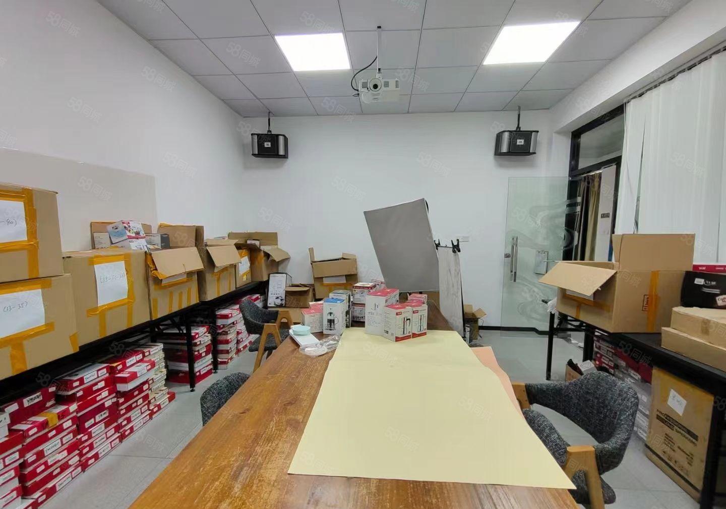 西乡凤凰岗楼上610平精装厂房出租，位置好车位足面积实