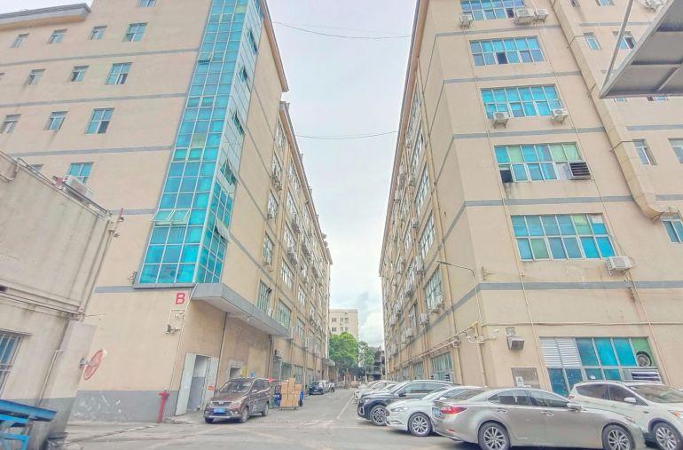 西乡洲石路桃源居附近，新出400平简装厂房仓库出租，带吊机口