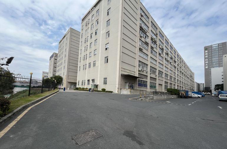 石岩高速路口红本楼上整层2000平精装无尘车间出租