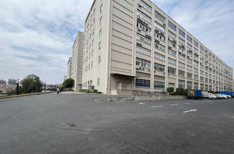 石岩高速路口红本楼上整层2000平精装无尘车间出租