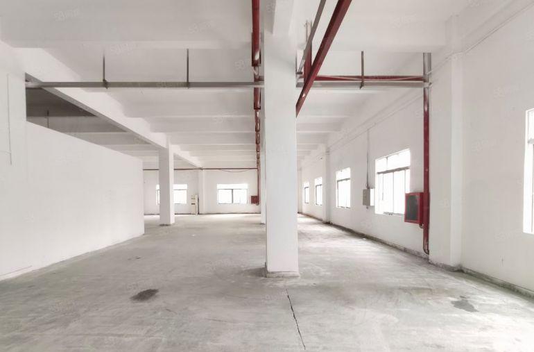 西乡，固戍一路边，大型工业园，一楼带阁楼650平装修厂房出租