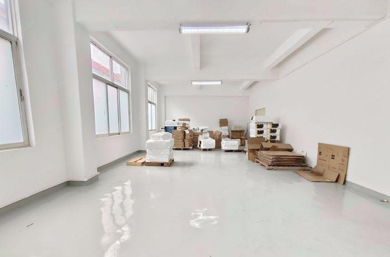 西乡银田工业区，新出200平厂房仓库出租。电到位，租金30元