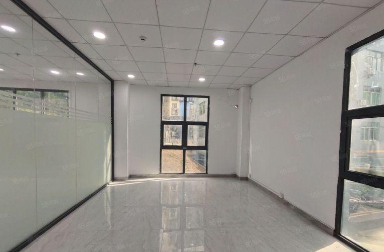 西乡，宝安大道边，固地铁站附近，精装修48平79办公仓库出租