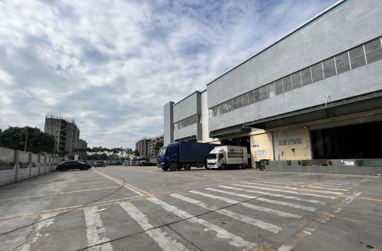 松岗滴水11米钢构厂房4000平方仓库出租可分租带10吨行车