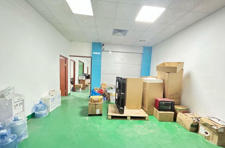 沙井后亭新出厂房3楼410平，水电到位，即租即用，有配套宿舍