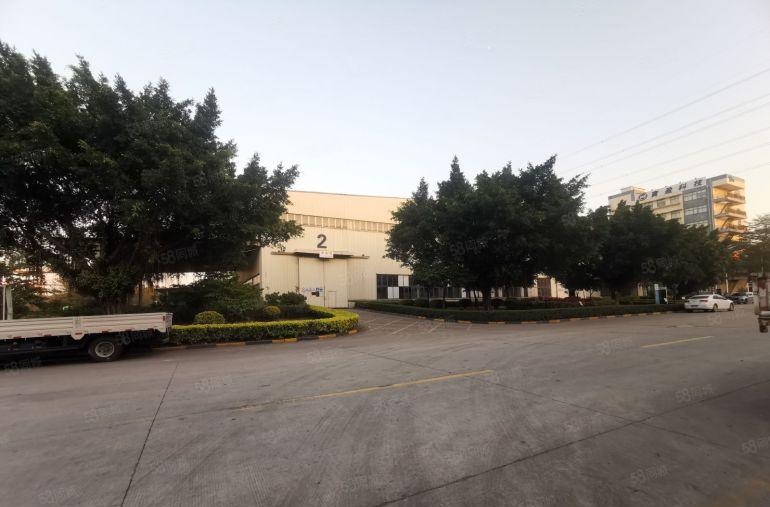 松岗外环高速出口1.8万平方钢构厂房出租可分租，15米高