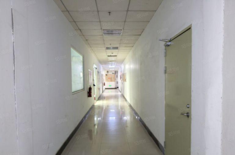 西乡，宝田地铁口大型工业园，楼上带装修300平厂房出租电到位