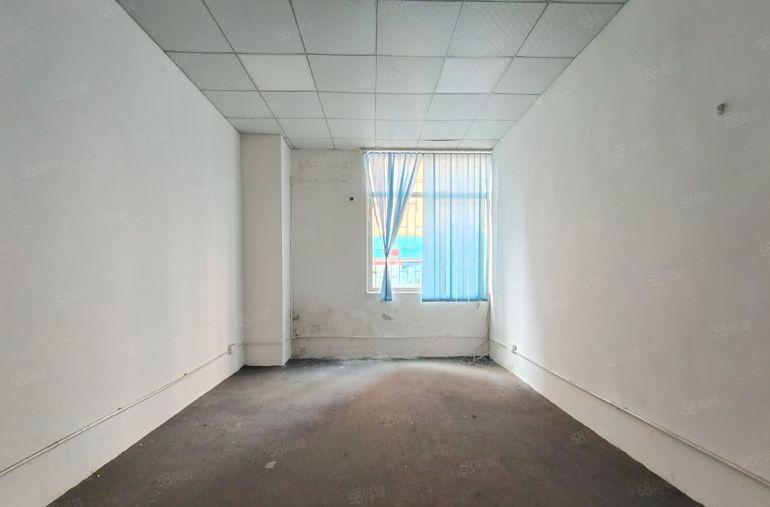 西乡鹤洲，主干道边新出一楼750平重工业厂房，仓库低价出租！