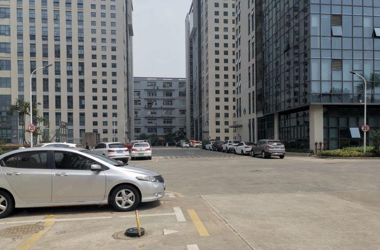 石岩料坑高速口厂房2000平，适合电子，组装，研发，可配宿舍