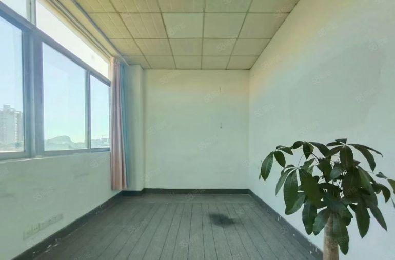 西乡鹤洲工业区，带装修350平560平厂房出租，租金便宜