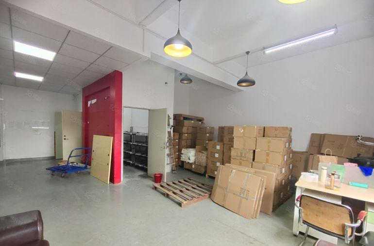 西乡，固戍地铁站附近，大型工业区，新出楼上带装修312平厂房