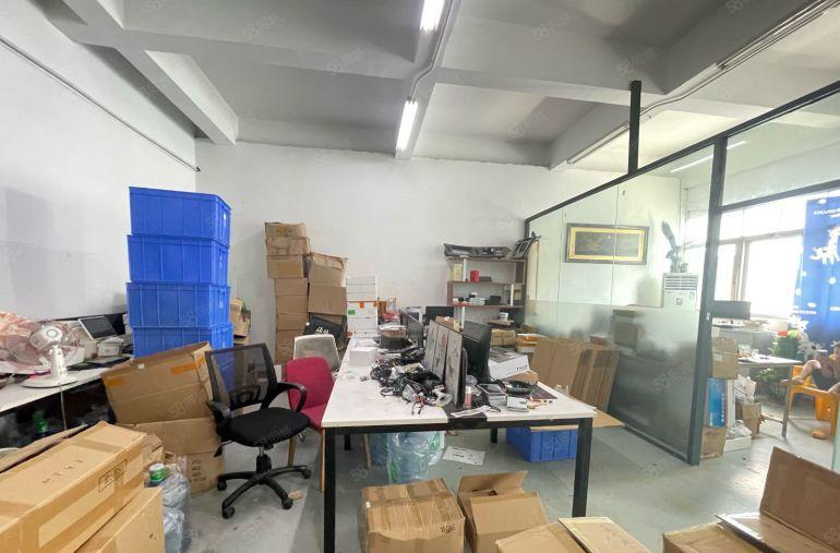 西乡鹤洲工业区，电梯口位置，带装修420平厂房出租，租金便宜