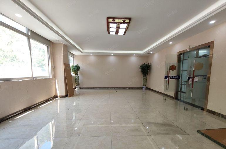 西乡鹤洲大型园区 楼上带装修整层2600平厂房出租，价格便宜