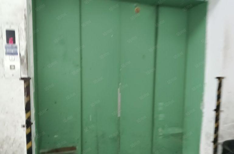 西乡九围工业区原房东楼上精装修406平，办公室两间