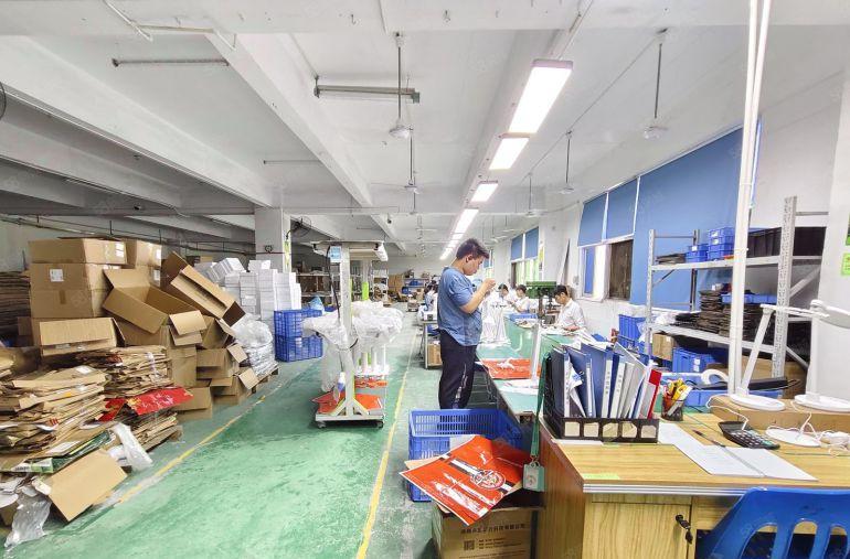 九围工业园，整层1800平精装修厂房出租，租金25元，已电改